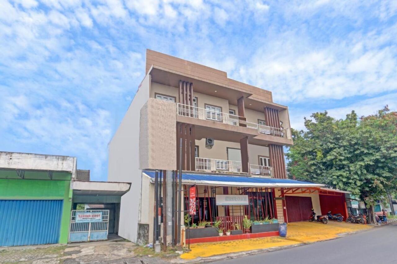 Oyo 90553 Arteri Guest House Semarang Exterior photo